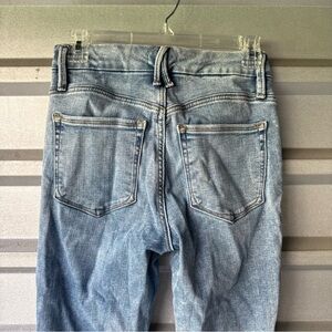 GOOD AMERICAN LIGHT BLUE JEANS SZ 6/28